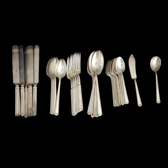 1847 Rogers Bros Anniversary Pattern Silverplate Flatware Set 36 Pc Vintage - Picture 1 of 10